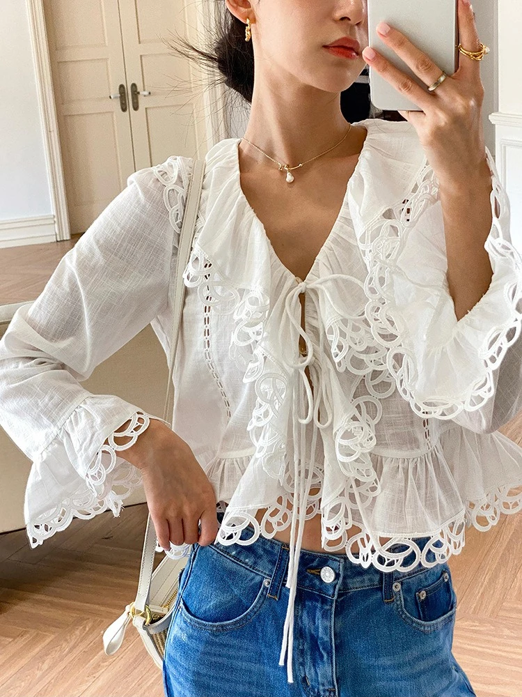 

Женская белая хлопковая блузка с рюшами, кружевной отделкой, завязками спереди, V-образным вырезом, в стиле бохо, летний топ