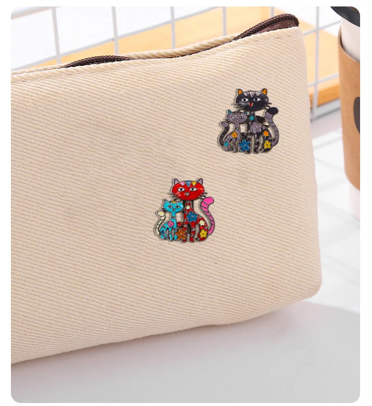 مجموعة مكونة من 4 قطع من الملابس الملونة واللطيفة على شكل قطة وقبعة وحقيبة ظهر وهدية شارة بروش