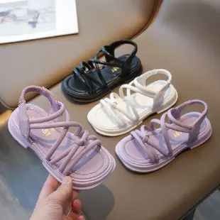 Sandali per ragazze 2024 estate nuova versione coreana per bambini di scarpe da spiaggia aperte con suola morbida per neonate romane