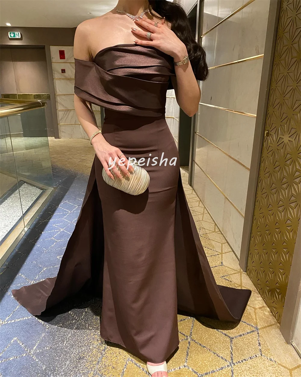 ชุดเดรสยาวแบบเรียบง่ายแบบเป็นทางการแบบจีบตรงแบบเปิดไหล่ ชุดเดรสสำหรับโอกาสพิเศษ คุณภาพสูงที่ประณีต