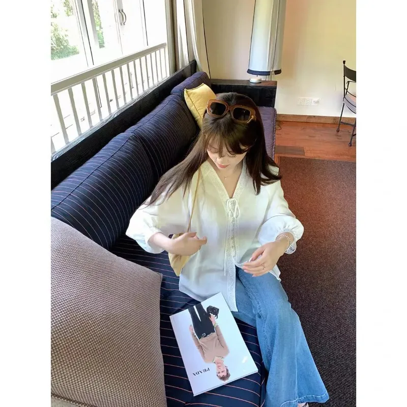 Chemisier vert clair à col en v pour femmes, manches longues bouffantes, garniture en dentelle, cravate sur le devant, coupe ample, haut décontracté quotidien