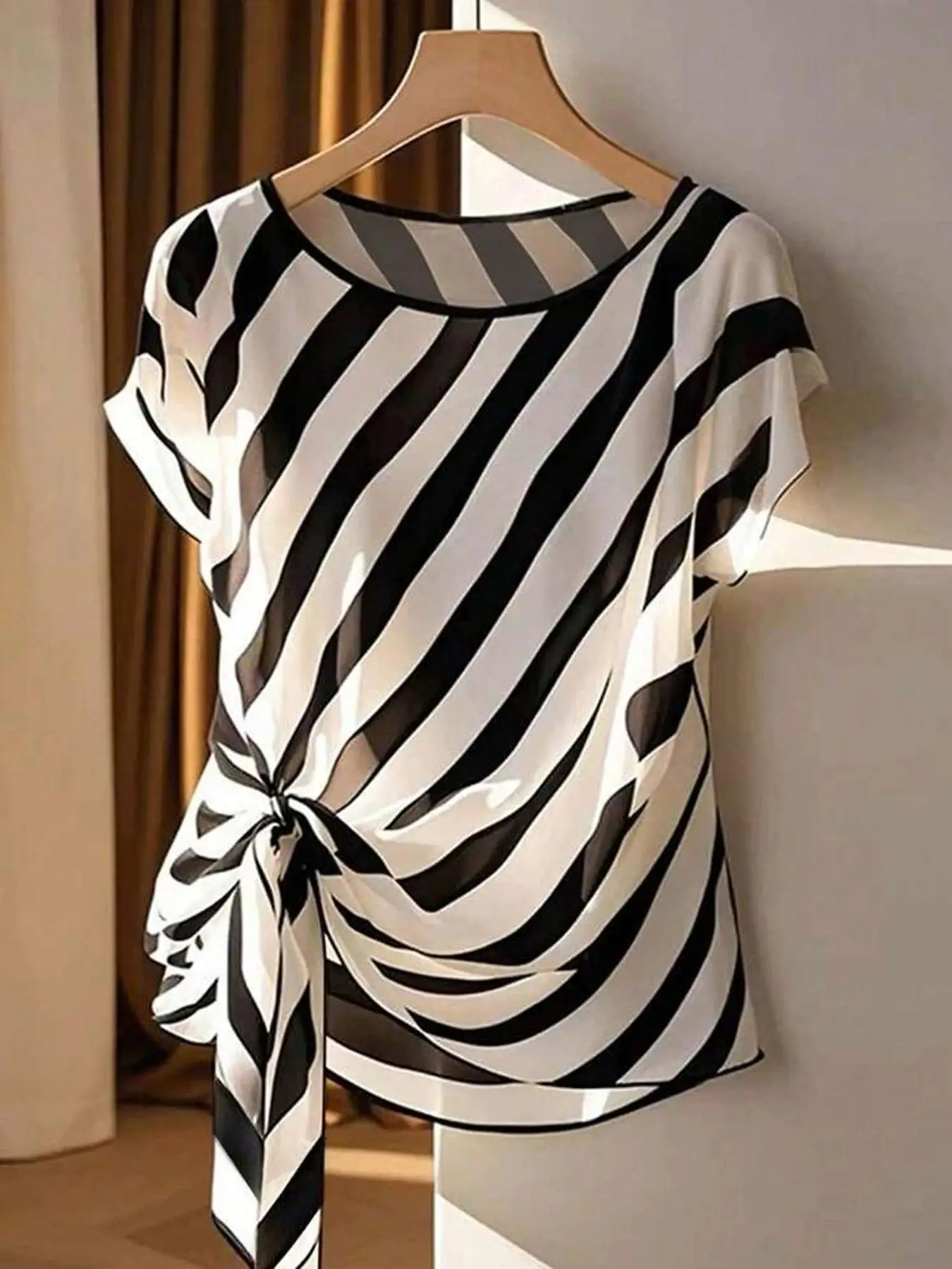 Blusa feminina listrada com estampa listrada lateral, top casual de manga curta com gola redonda para o verão, roupas femininas para uso diário