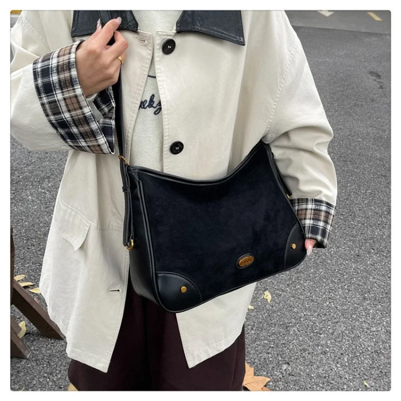 Bolsa mensageiro feminina feita de couro sintético, casual, milan, sofisticada, espaçosa, macia, aparência diária ​