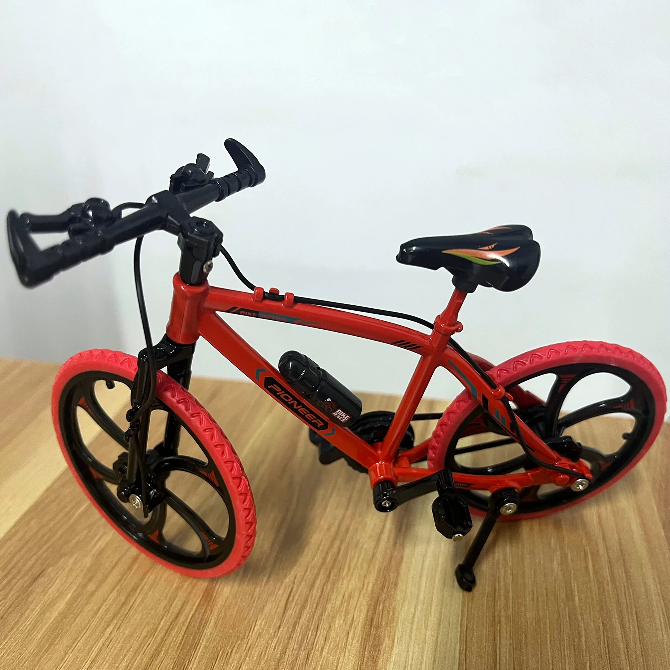 1:8 Mini Model Legering Fiets Diecast Rood En Zwart Vinger Mountain Metal Kleurrijke Fiets Simulatie Collectie Geschenken Speelgoed Voor Jongens