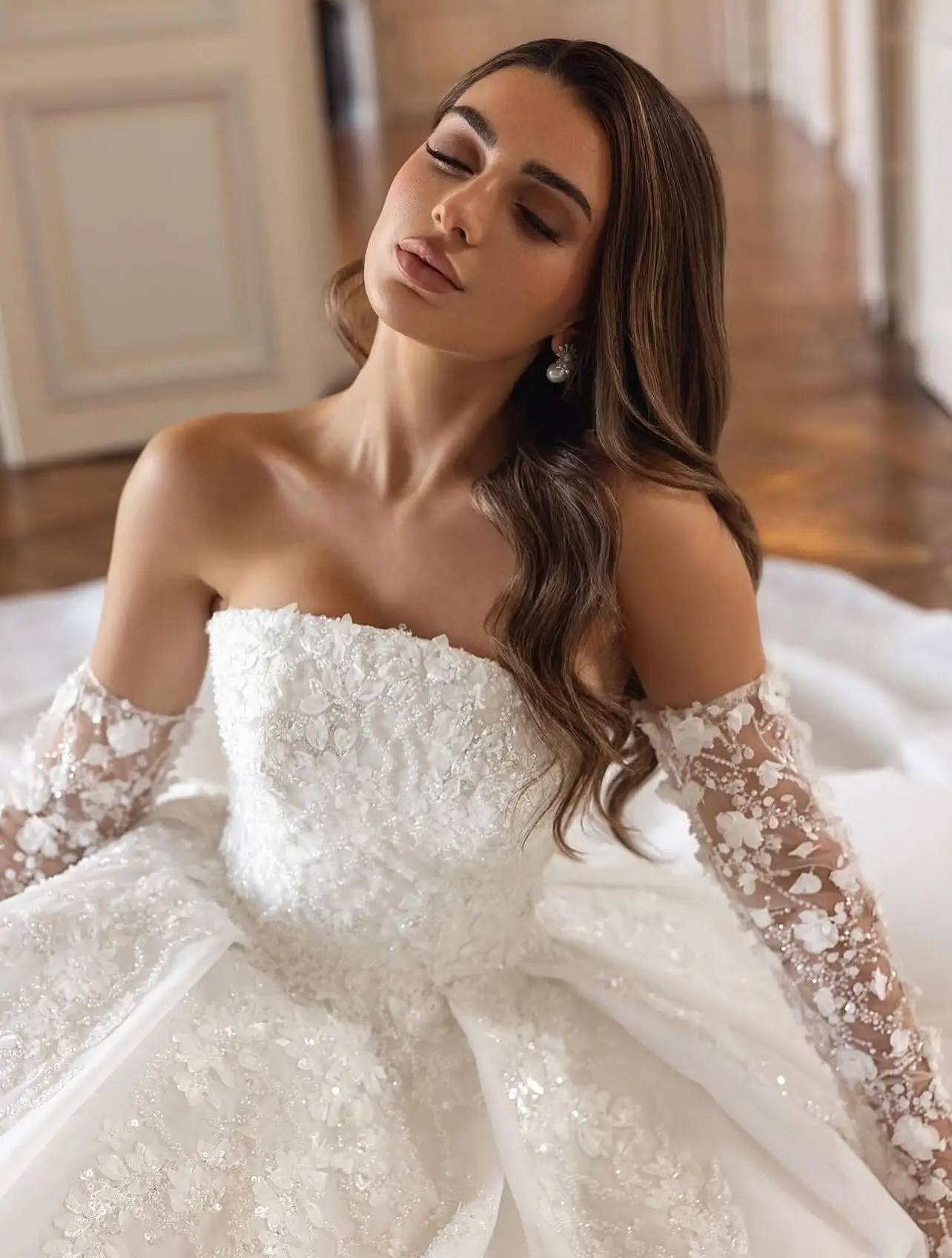 カスタムメイドの高級感あふれる、上品なストラップレスウェディングドレス。アップリケ、シフォン、パールをあしらったフォーマルなブライダルパーティードレス、豪華なブライダルガウン。