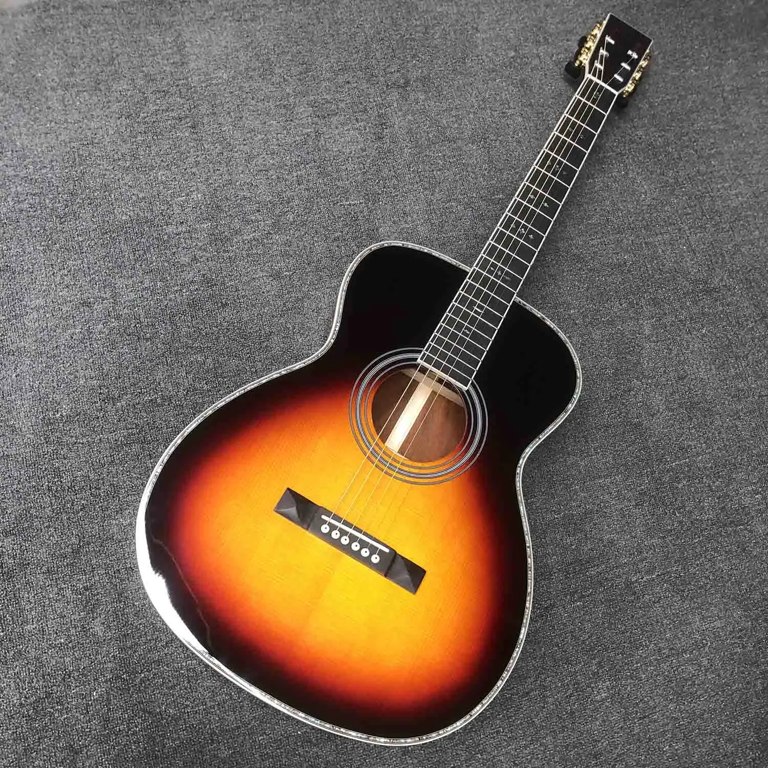 

Акустическая гитара Custom 40 дюймов с задней декой из цельного кокоболо, накладкой из черного дерева и 45-мм нутом, цвет Sunburst, модели OM45, OM42