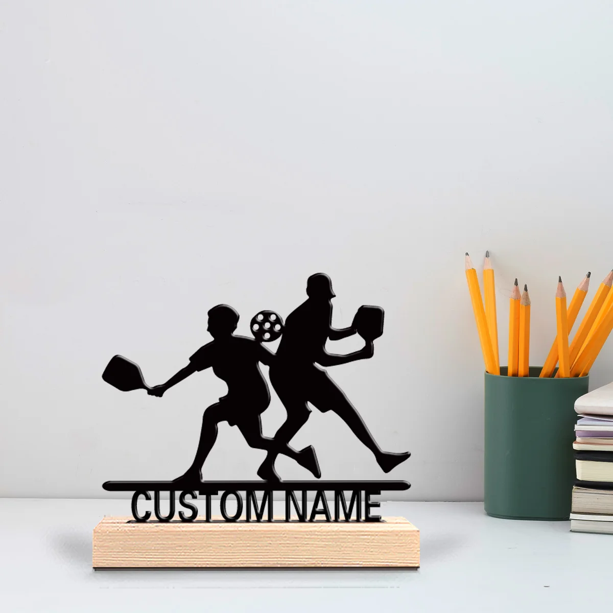 1 Stück romantische, personalisierte Pickleball-Metallstatuen, Sport-Enthusiasten-Geschenk mit Holzsockel, perfekt für Schlafzimmer, Commemo