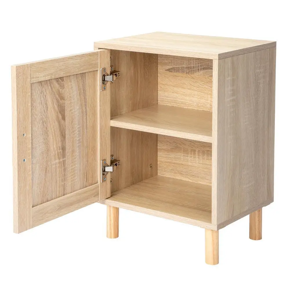 Nachttisch mit Rattan tür im Schlafzimmer