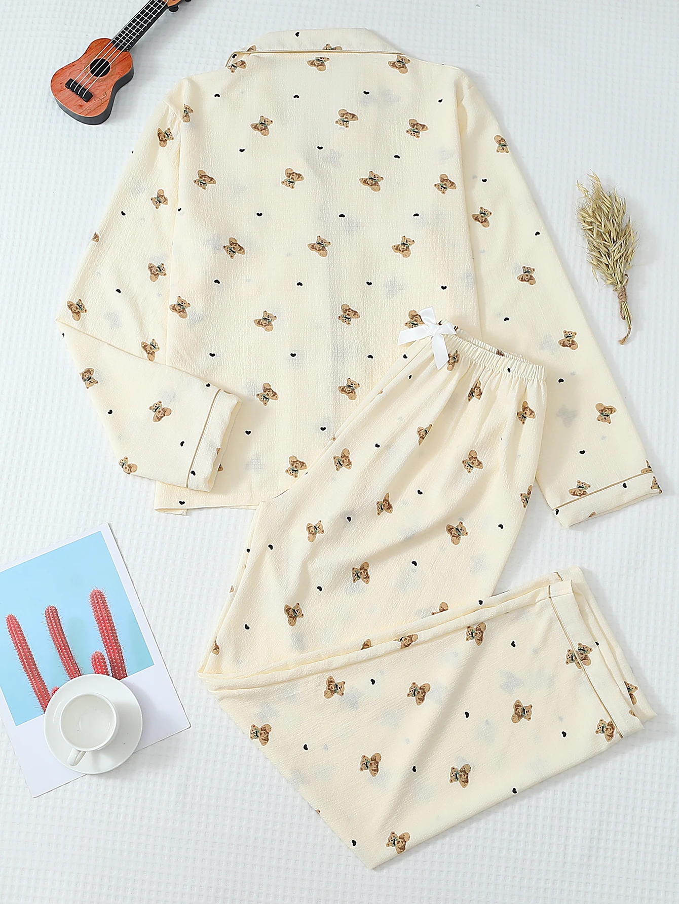 Two-Piece Autumn and Winter Women's Teddy Bear Print Pajama Set, Long-Sleeved Button-Down Collared Top and Long Pants, Casual Sleepwear Loungewear Set Suitable for Home Use