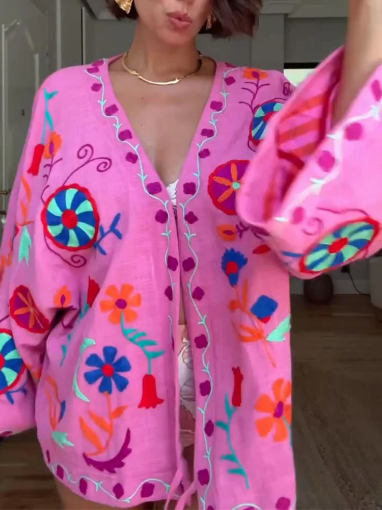 معاطف نسائية مطرزة باللون الوردي معاطف نسائية مطبوعة بياقة على شكل V وأكمام طويلة سترات فضفاضة موضة خريف 2025 ملابس خروج نسائية