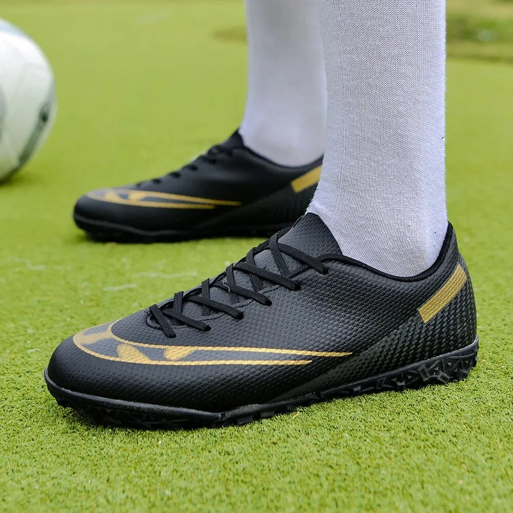 Meninos e meninas unhas compridas sapatos de futebol, esportes juvenis, treinamento ao ar livre, unhas quebradas