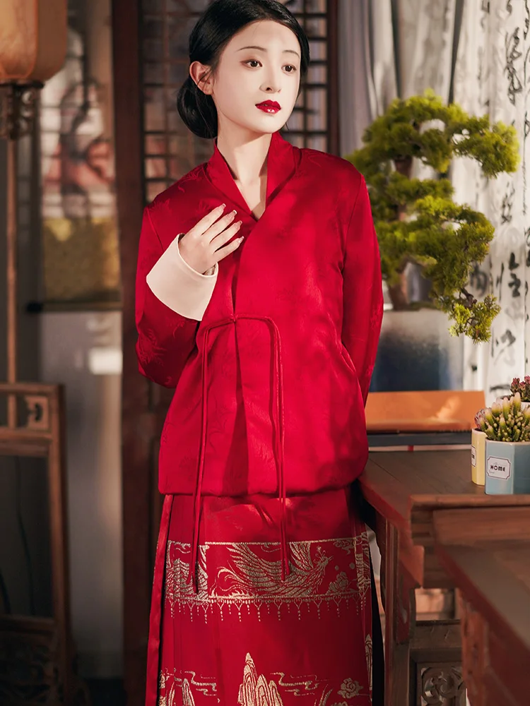 

Новая женская куртка в китайском стиле, осень-зима 2024, из утолщенного хлопка, с вышивкой, кисточками и пуговицами, красная, в национальном стиле