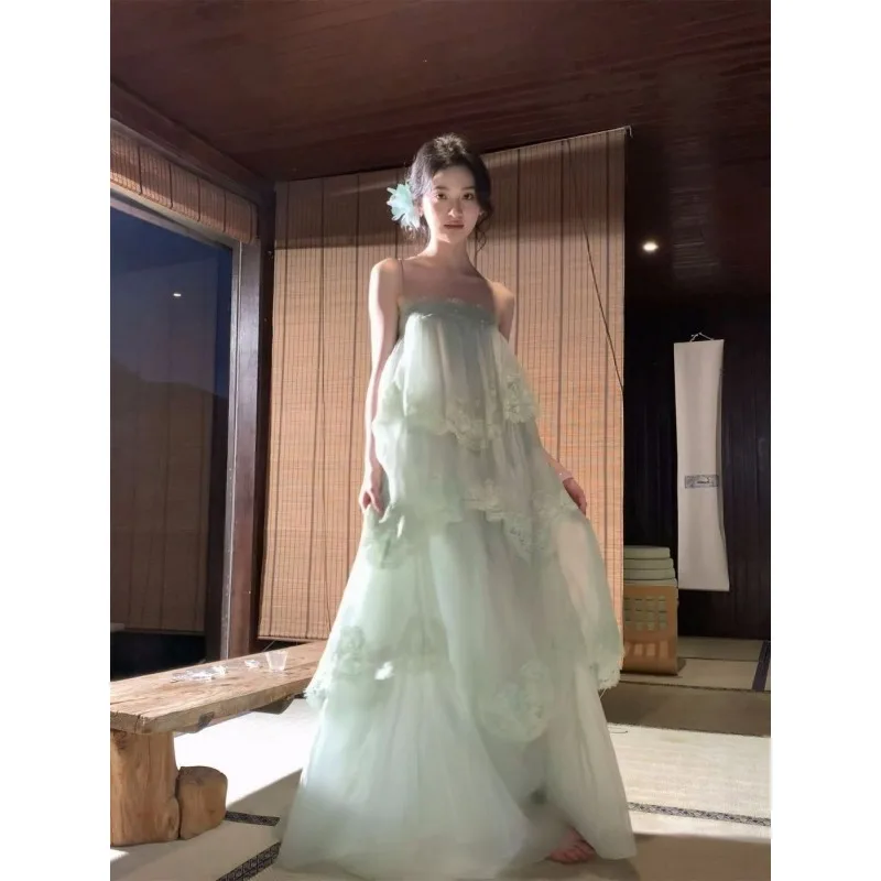 Damen-Maxikleid mit Spaghettiträgern, Spitze und Stufenrock
