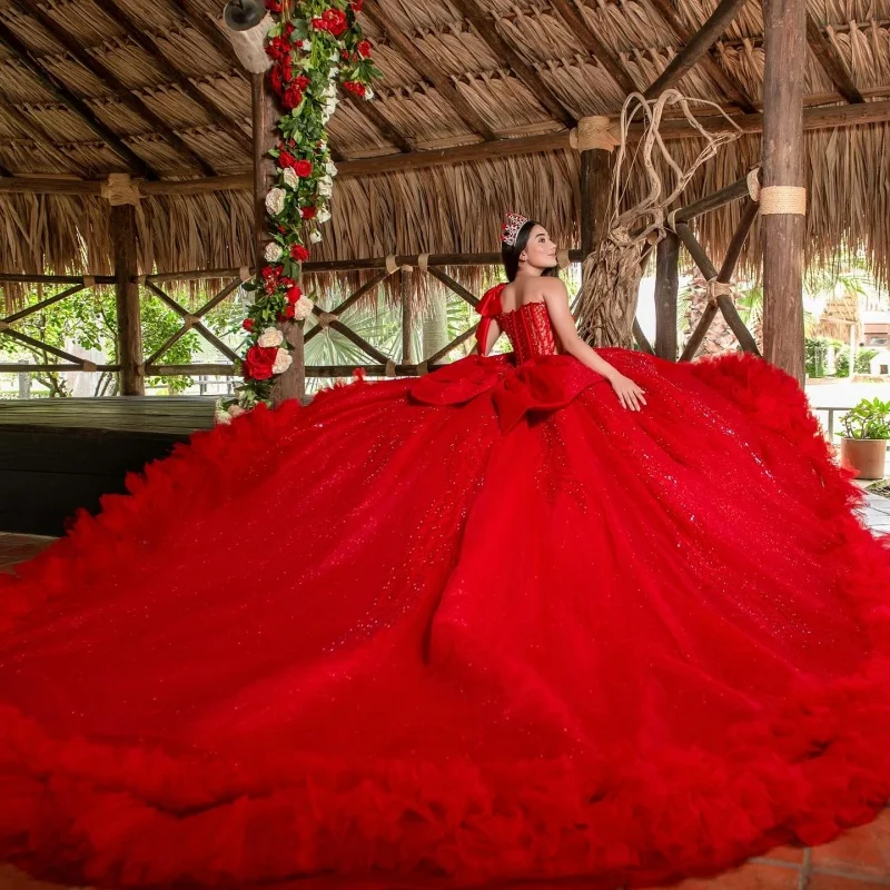 Maßgeschneidertes, schulterfreies Quinceanera-Kleid in glänzendem Rot, Tüll-Pailletten-Applikation, Rüschen, Schichtung, Schleife, Vestidos de 15 Quinceanera