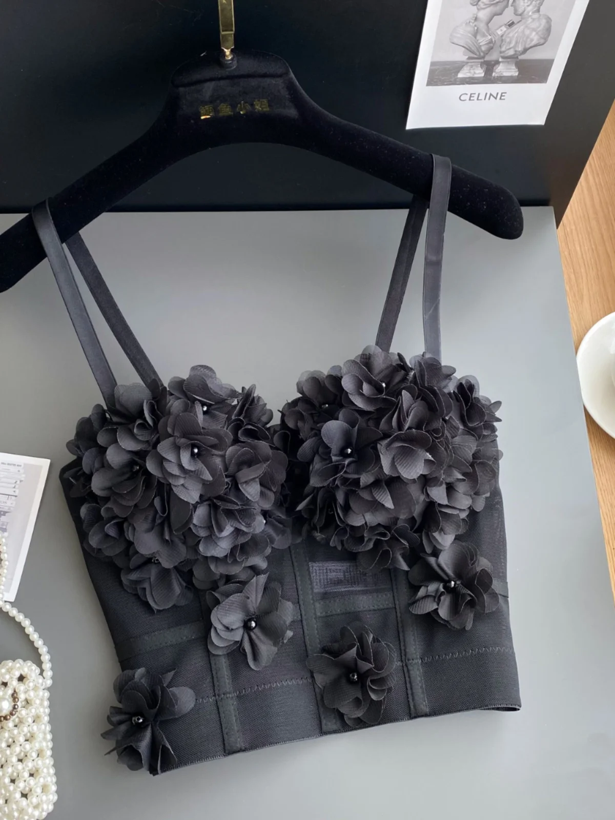 Top Curto F Estilo Tubo com Alça Floral 3D, Sensação de Luxo e Elegância, Ajuste Slim, Crimento Regular, Estilo Cas...