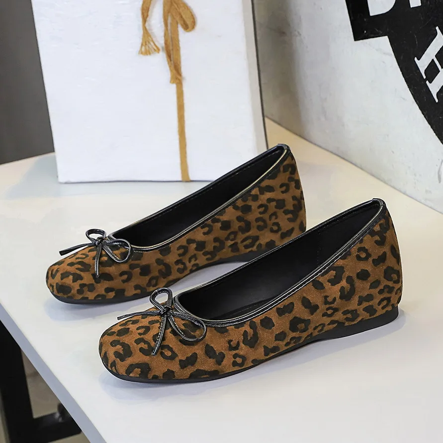 أحذية النساء ليوبارد أسافين مضخات فراشة عقدة ساحة تو ميد الكعوب أحذية موضة مضخة الضحلة الانزلاق على الشرائح الأسود النبيذ الأحمر