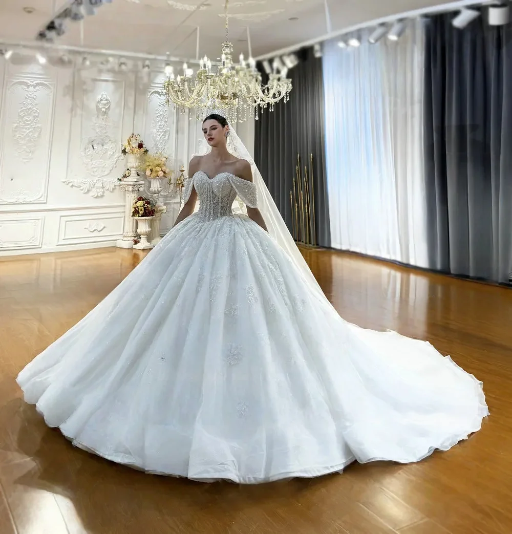 Роскошное свадебное платье белого цвета с открытыми плечами на заказ от Amanda Novias Official