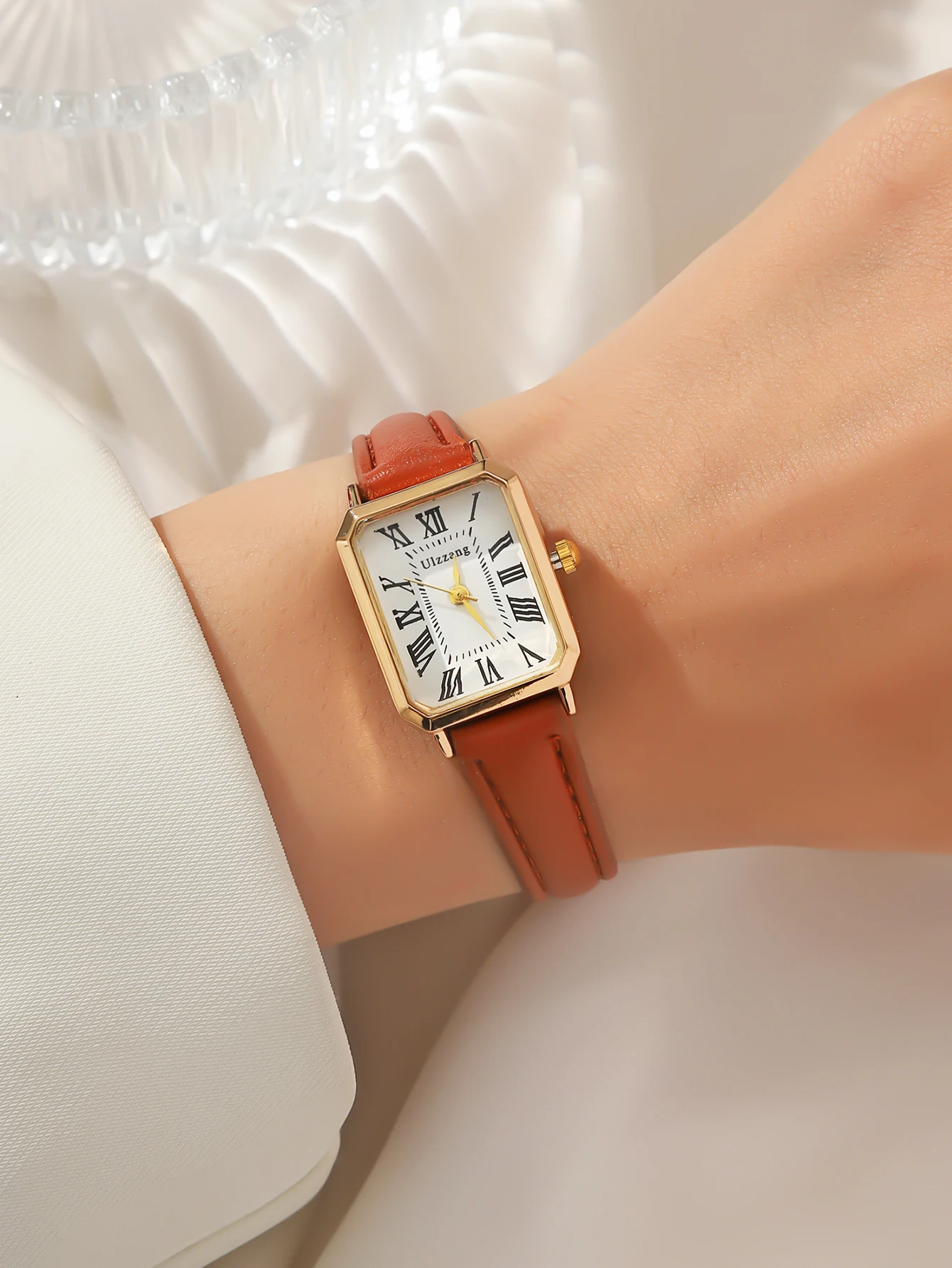 

Винтажные женские часы с квадратным циферблатом и римскими цифрами - коричневый кожаный ремешок, корпус золотистого цвета, классические ретро-часы для повседневной носки и офиса.