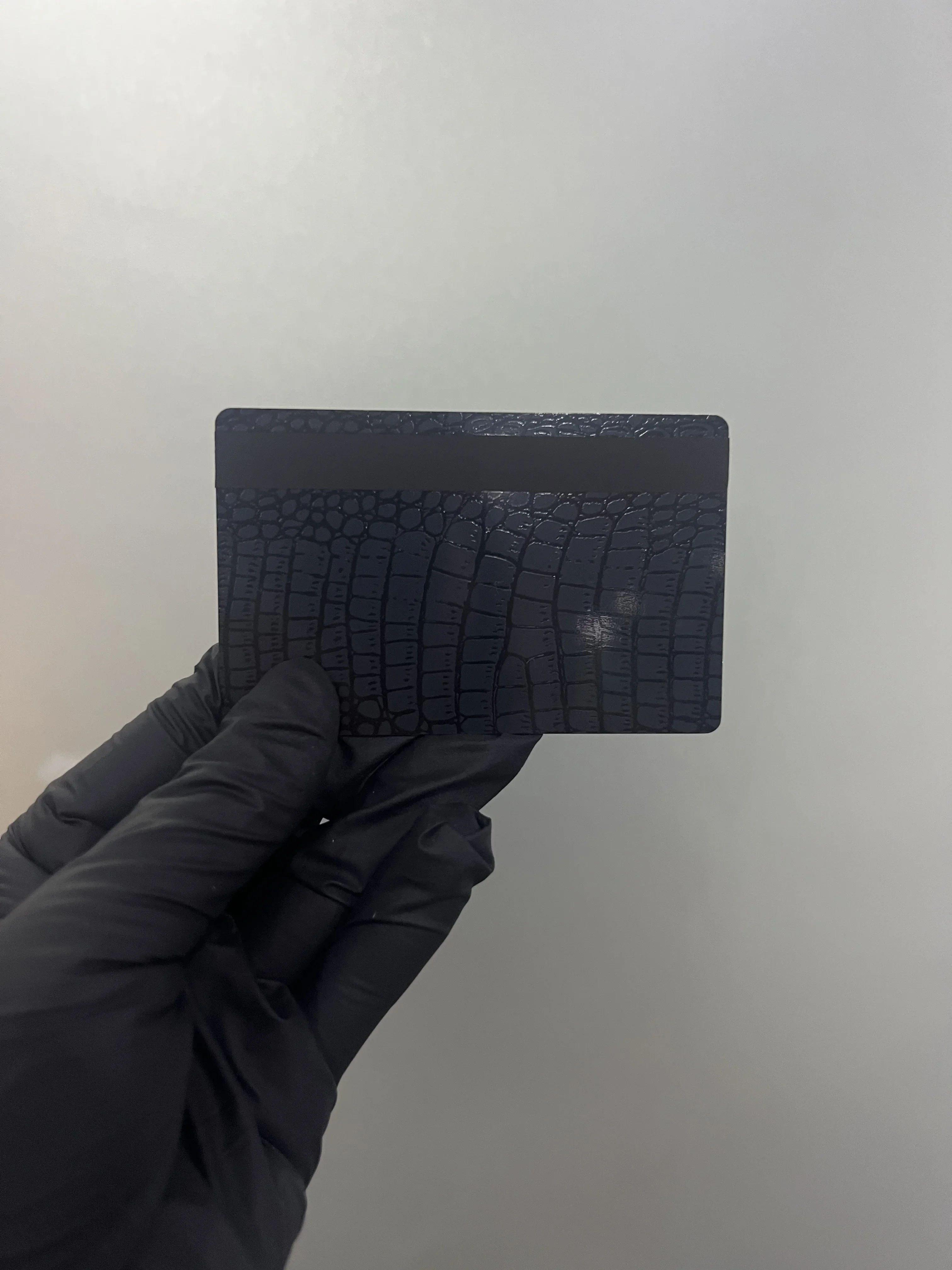 بطاقة عمل ذكية مخصصة جديدة من الجلد المقاوم للصدأ بطاقات عمل معدنية سوداء مع فتحة رقاقة