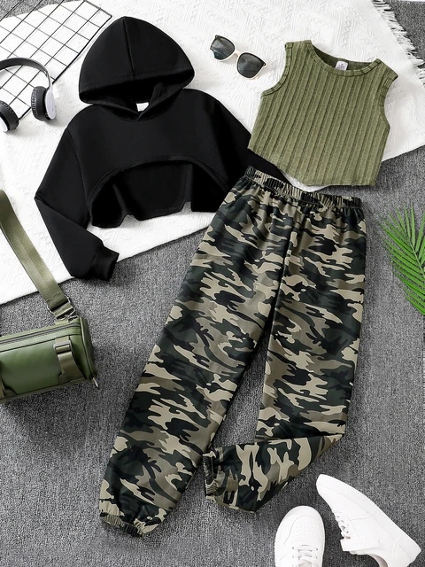 Dziecięca wiosna i jesień Moda dziewczęca 3-częściowa bluza z kapturem z krótkim rękawem + dzianinowy podkoszulek + spodnie kamuflażowe - zieleń wojskowa