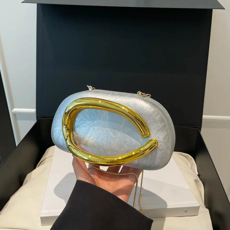 チェーンクロスボディバッグ 2025年新作 レディース 高級ソフトレザー クラッチバッグ おしゃれなホットガールスタイルバッグ どんなシーンにも