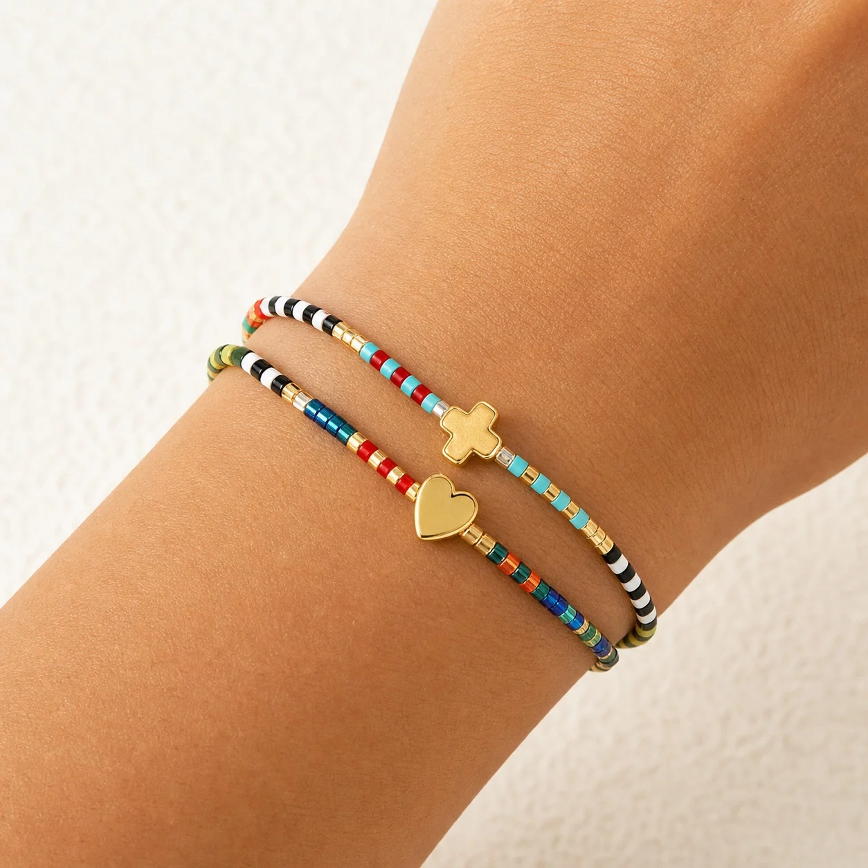 2pcs Colorful Glass Beaded Bracelet with Gold Tone Copper Heart Charm Adjustable Tie Closure Boho Beach Style for Women