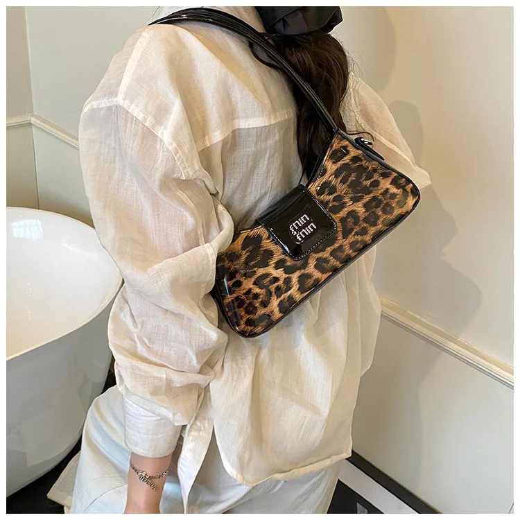 

High-end fashion leopard print underarm bag 2025 spring trend new dumpling bag Korean version niche design shoulder bag