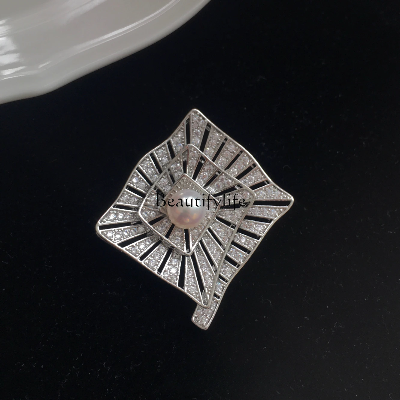 

Irregular Geometric Labyrinth Temperament Suit Coat Accessories Brooch Natural Pearl