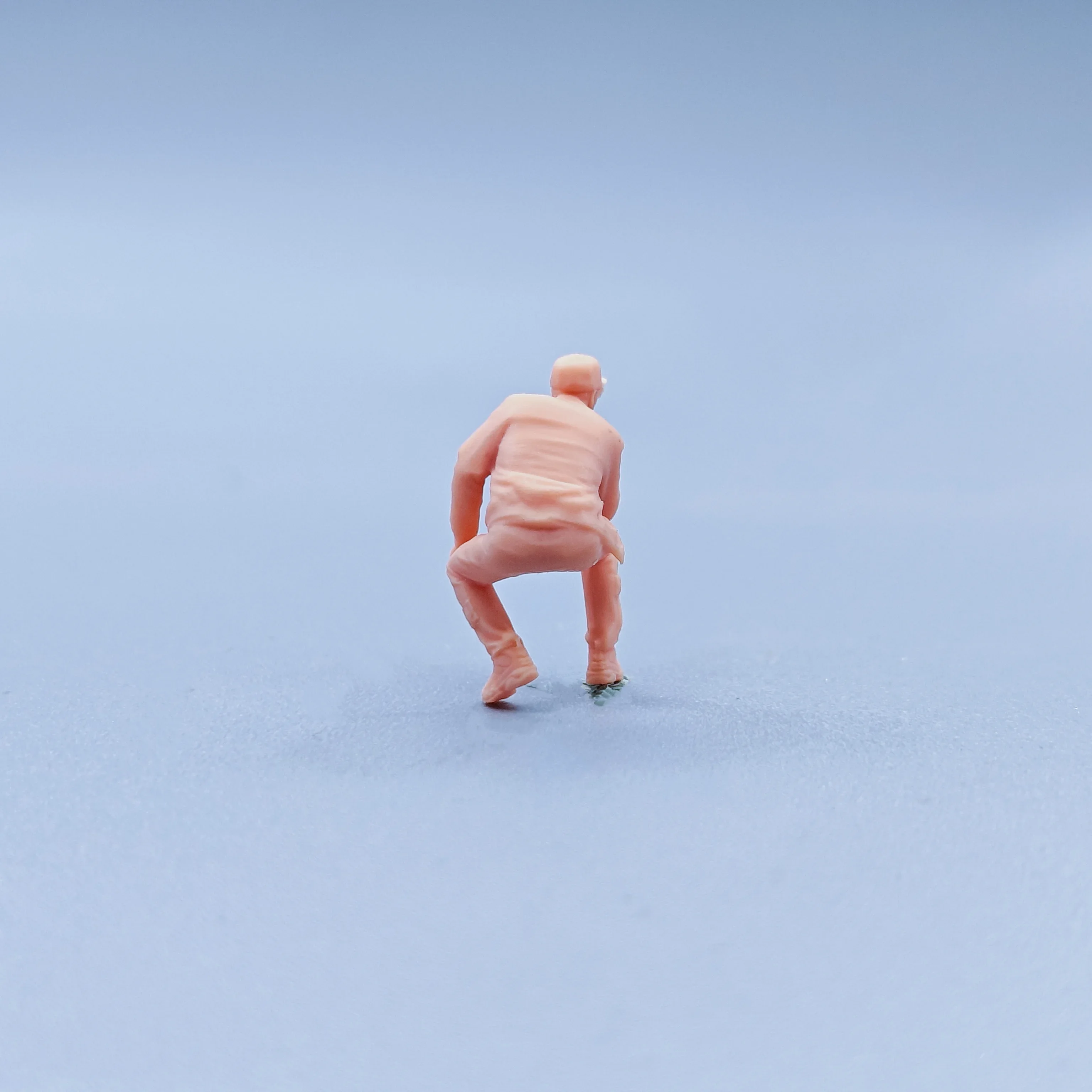 1/64 置物スケールモデル樹脂座っている男メガネ未着色ミニチュアジオラマ手描き C208