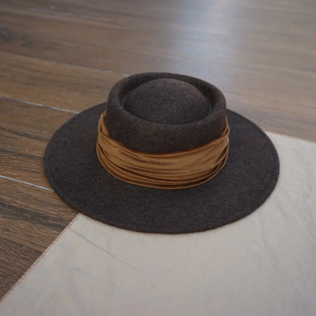 フランス風レトロブラウンフェルトハット-ウールフランネルフラットトップワイドブリムフェドラ、ブリティッシュスタイルモールラードカラー冬用女性用帽子