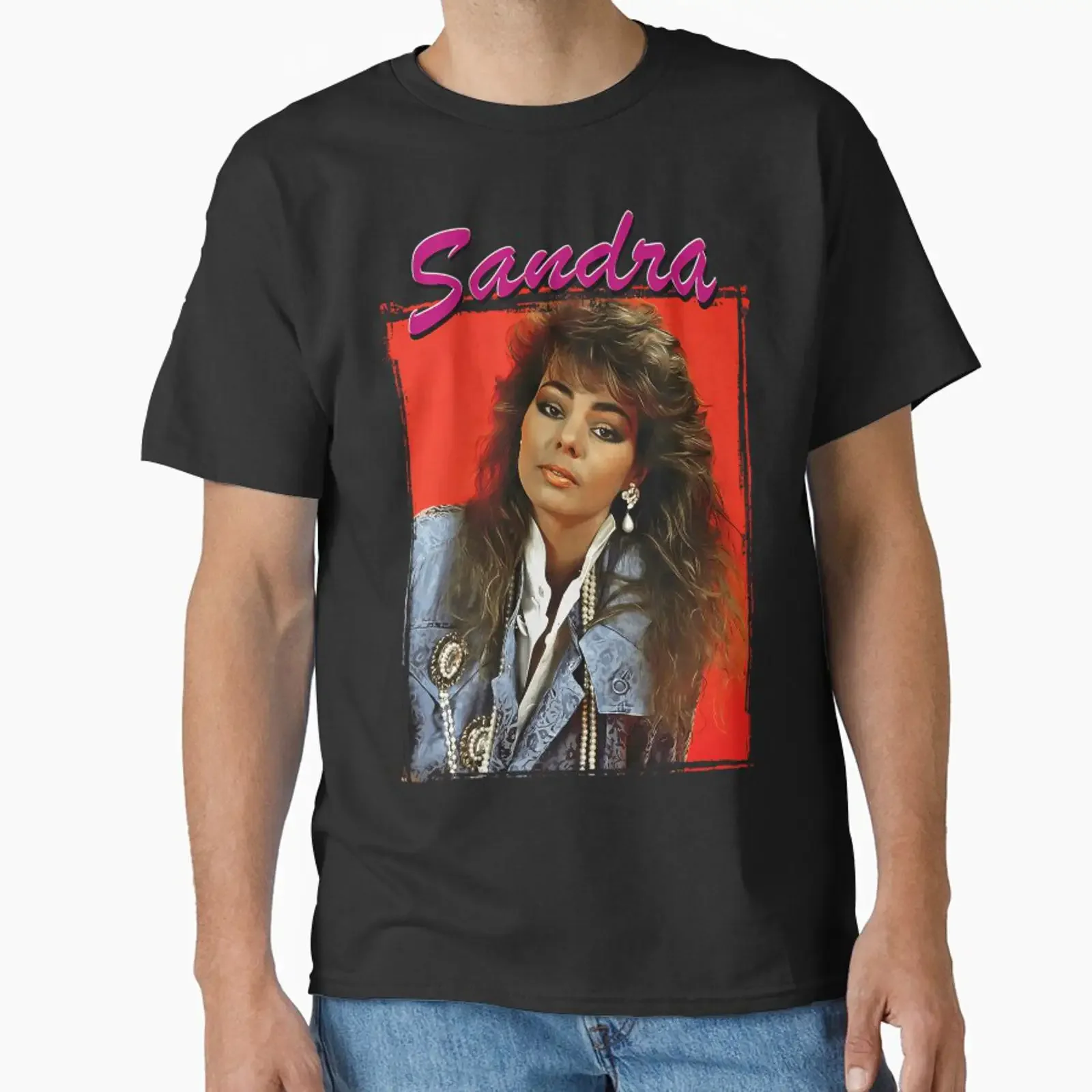Diseñado por Sandra Cretu y vendido por BloomGaller, esta prenda de estilo vintage, con un toque desgastado, es elegante, ligeramente masculina, de estilo casual, versátil y cómoda.