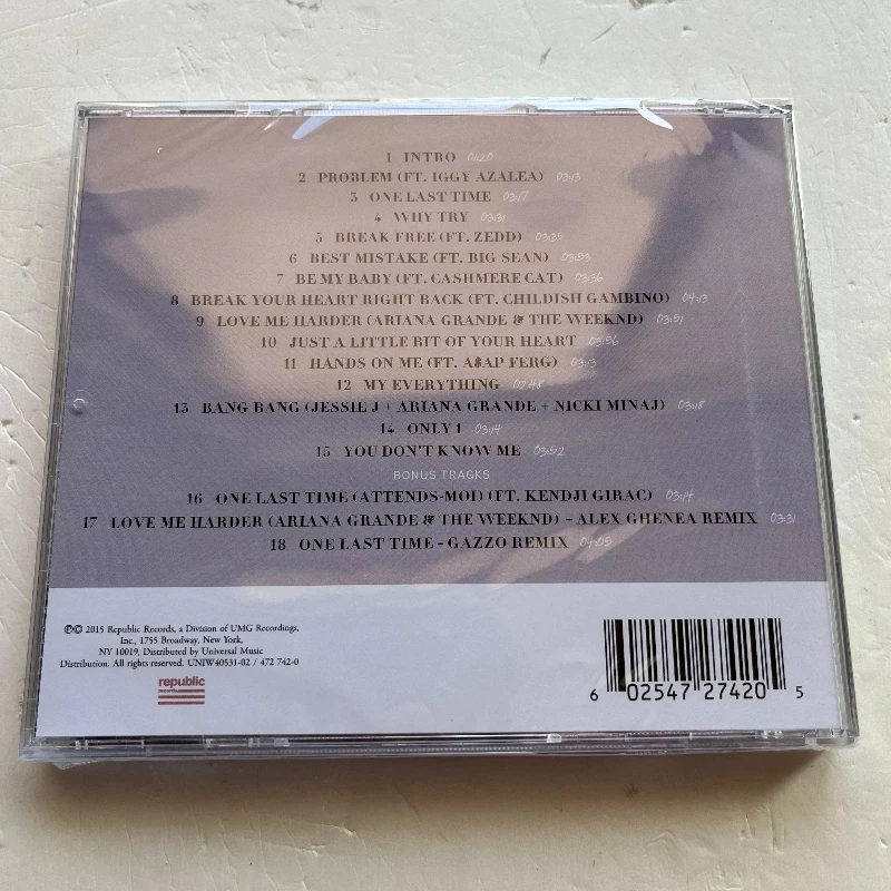 

Известная американская поп-певица Ариана Гранде: CD-диск My Everything, CD-плеер Walkman, музыка для вечеринок, музыкальный подарок