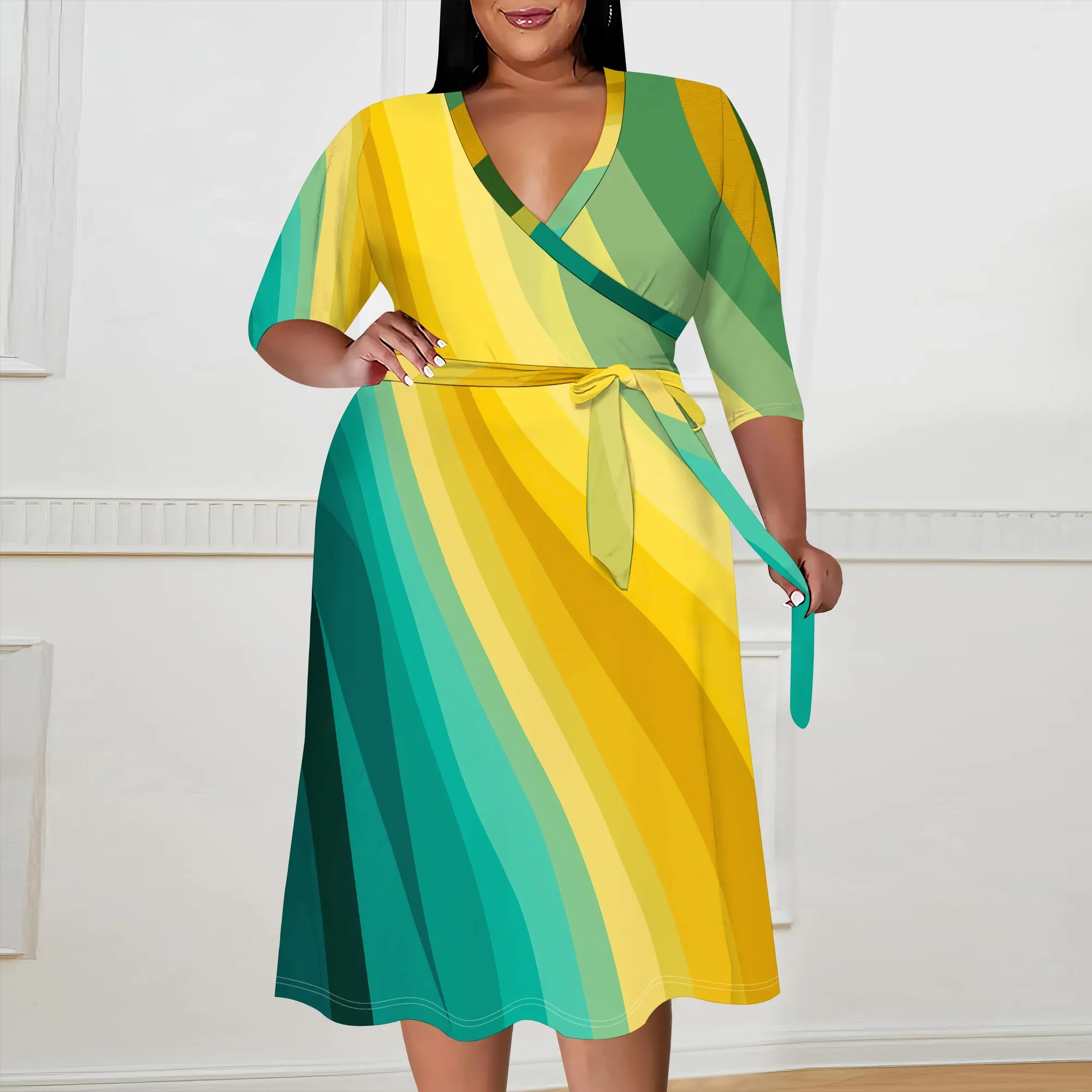 Sukienka midi plus size z efektem kopertowym, w odcieniach ziemi, z akwarelowym nadrukiem, elegancka, z rękawem 3/4, w stylu biurowym.