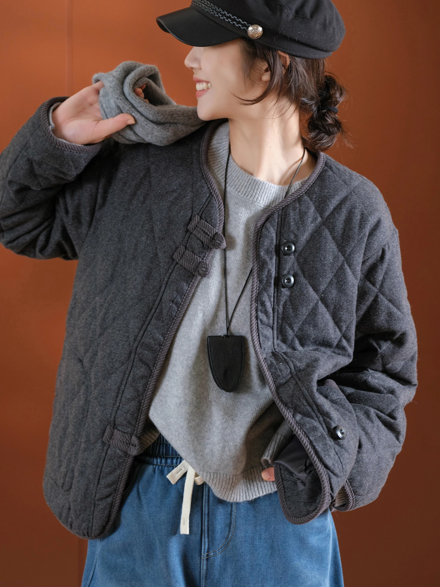 

Утепленное шерстяное хлопковое стеганое пальто с пуговицами-кнопками, ромбовидным узором, свободного кроя, стандартной длины, с длинными рукавами, круглым вырезом, из чистого хлопка.