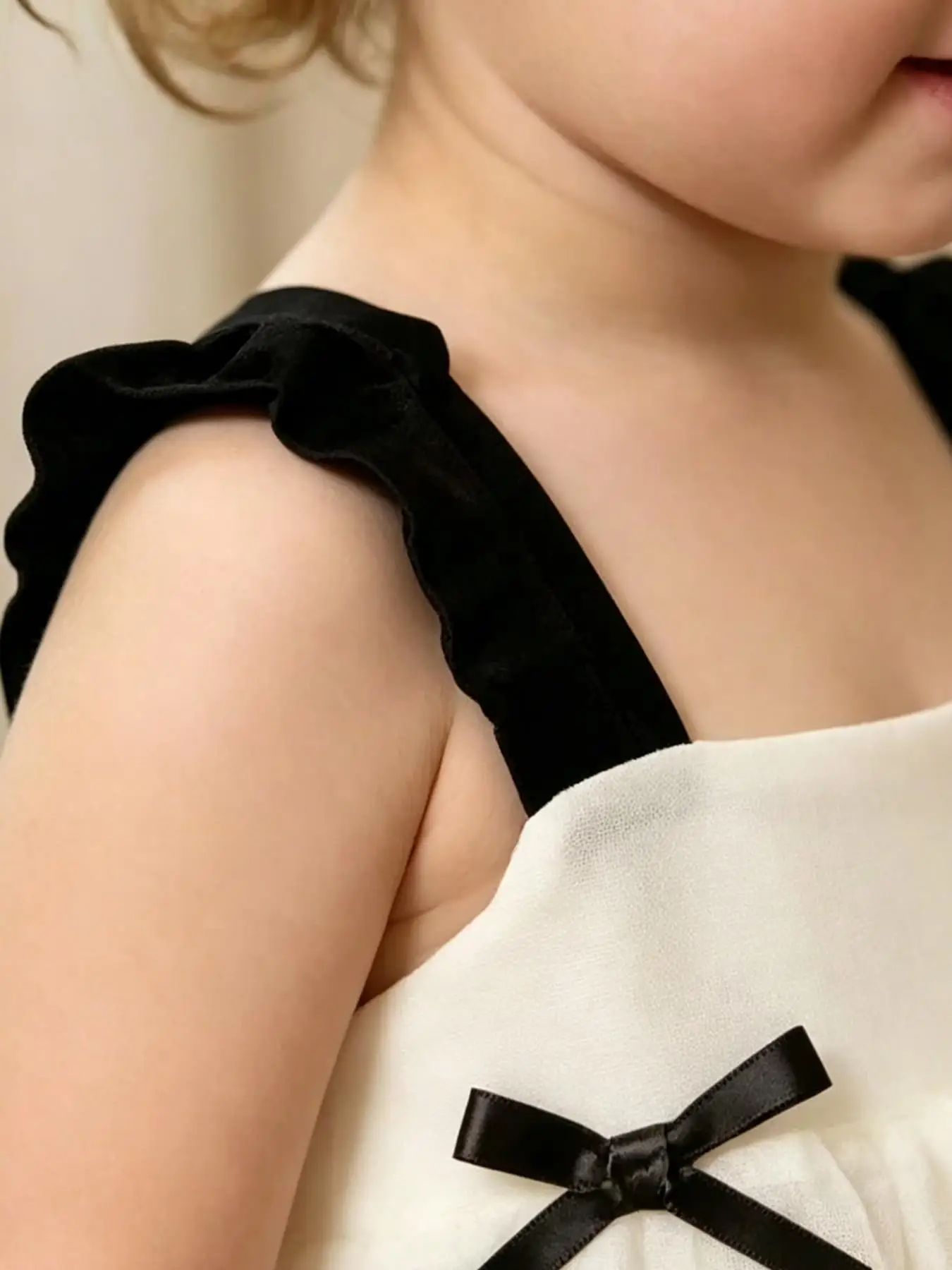 Vorschulmädchen-Kleid mit Schleifendekoration, Sonnenrock, plissiertem Schulterträger, mehrlagigem Design, hautfreundlichem Stoff, unverzichtbares Kleid für die Babygarderobe. – Detail 5