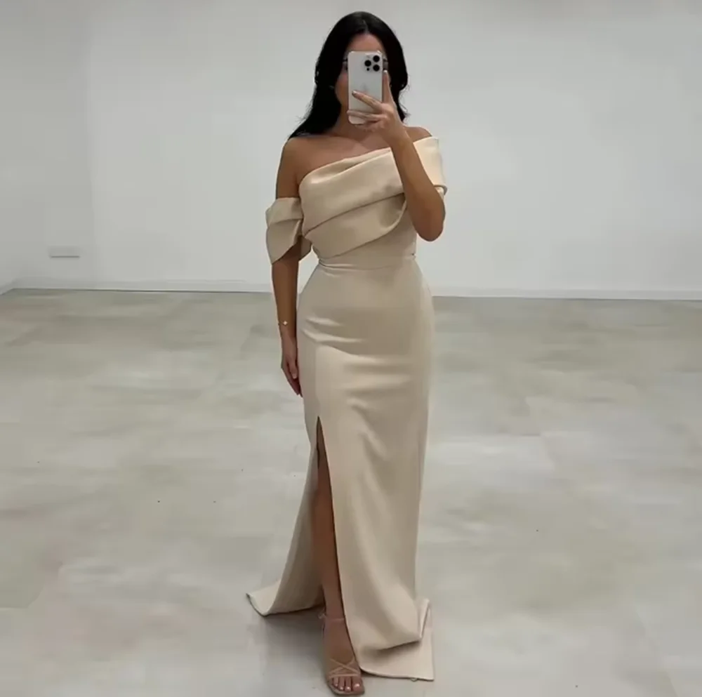 

Элегантные атласные платья подружки невесты цвета шампанского, русалка на одно плечо с разрезом по бокам, драпированные, 2025 г., свадебные платья для выпускного вечера по индивидуальному заказу