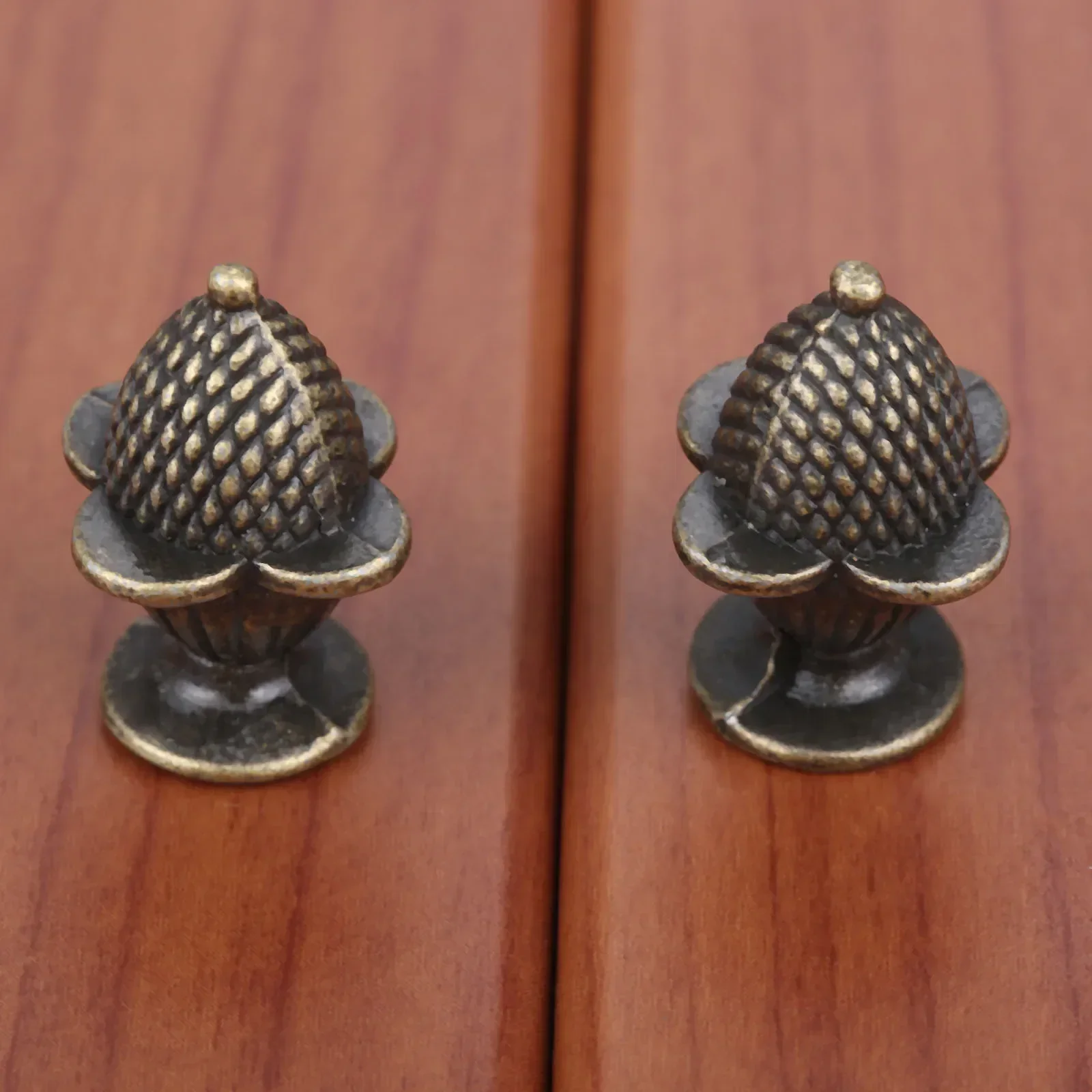 2pcs Alloy Strawberry Knobs Antique Bronze Zinc Alloy Handles Pulls w/screws 25x18mm Drawer Door Cabinet Vintage Decor w/screws