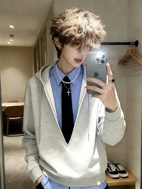 

Дизайнерская толстовка-худи с V-образным вырезом, имитирующая двухслойность, в стиле колледж, с полосатыми вставками и пэчворком, модная