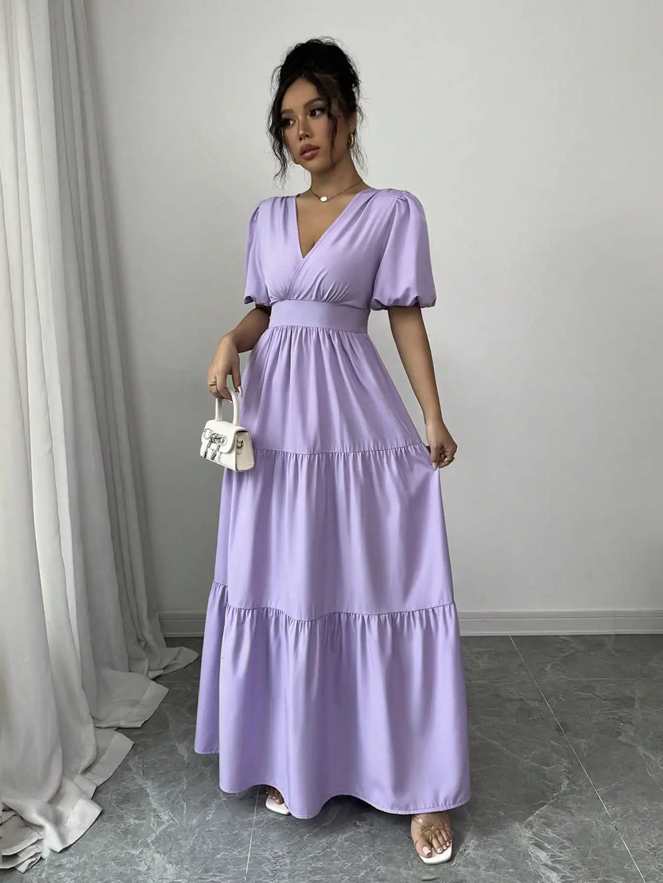 ชุดเดรสแม็กซี่แขนพองคอวีสีม่วงพร้อมเอวจับจีบ ชุดลำลองสำหรับวันหยุดฤดูร้อน