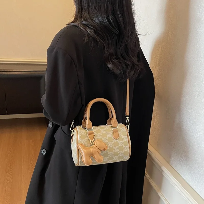 Сумка в геометрической рамке в стиле ар-деко с замысловатым гравированным замком. Эффектная деталь для изысканных вечеров и культурных прогулок.