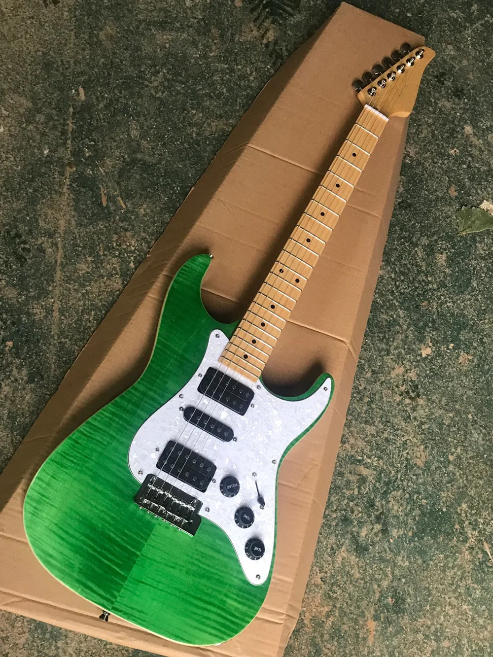 Green Body 6 Strings Electric Guitar with Maple Neck Chrome Hardware,Provide customized service
