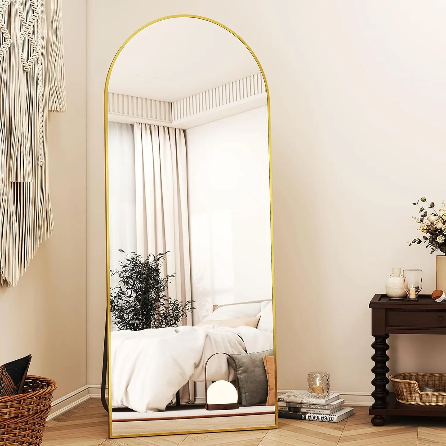 Specchio ad arco a figura intera da 56" con cornice in alluminio, finitura dorata, autoportante o montata a parete per un'elegante arredamento per la casa