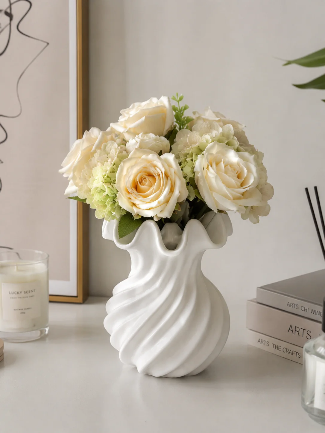 Ins-Style White Lace-Top Mini Vase with Swirl Ribbed Texture and Sculptural Design, Imitation Ceramic Glossy Finish, Modern Home Decor Flower Vessel, Suitable for Single Stem Dried Flowers, Office Desk, Coffee Table, Bedside Table Decoration, Small Apartment Entryway, Bathroom, Dining Table Decor, Healing Space Creation, Housewarming Gift, Wedding Favor, Bridesmaid Return Gift Decoration