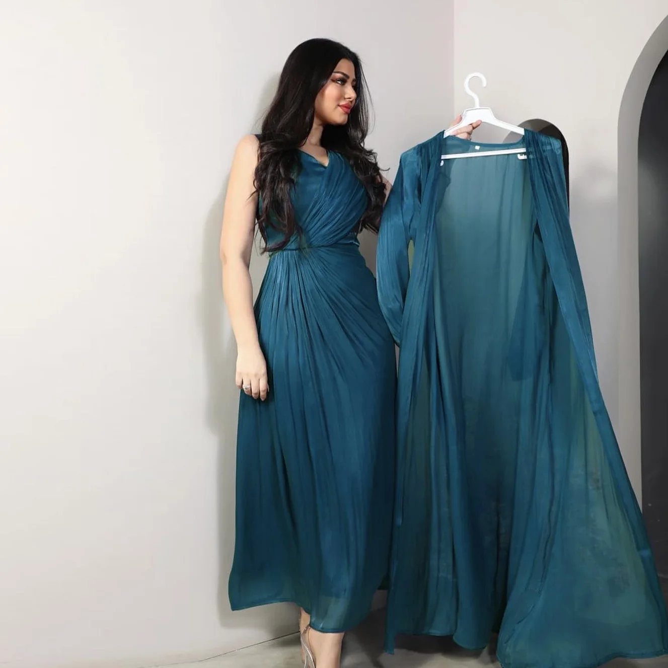 Shiny Satin Modest Dress Muslim 2 Piece Matching Women Open Abayas Sleeveless Dress Sets Dubai Kimono Robe Eid Ramandan Outfits