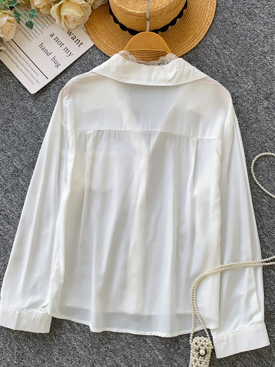 Koronkowa bluzka z długim rękawem, zapinana na jeden guzik, luźny krój, uniwersalna warstwa bazowa, styl koreański, idealna do pracy.