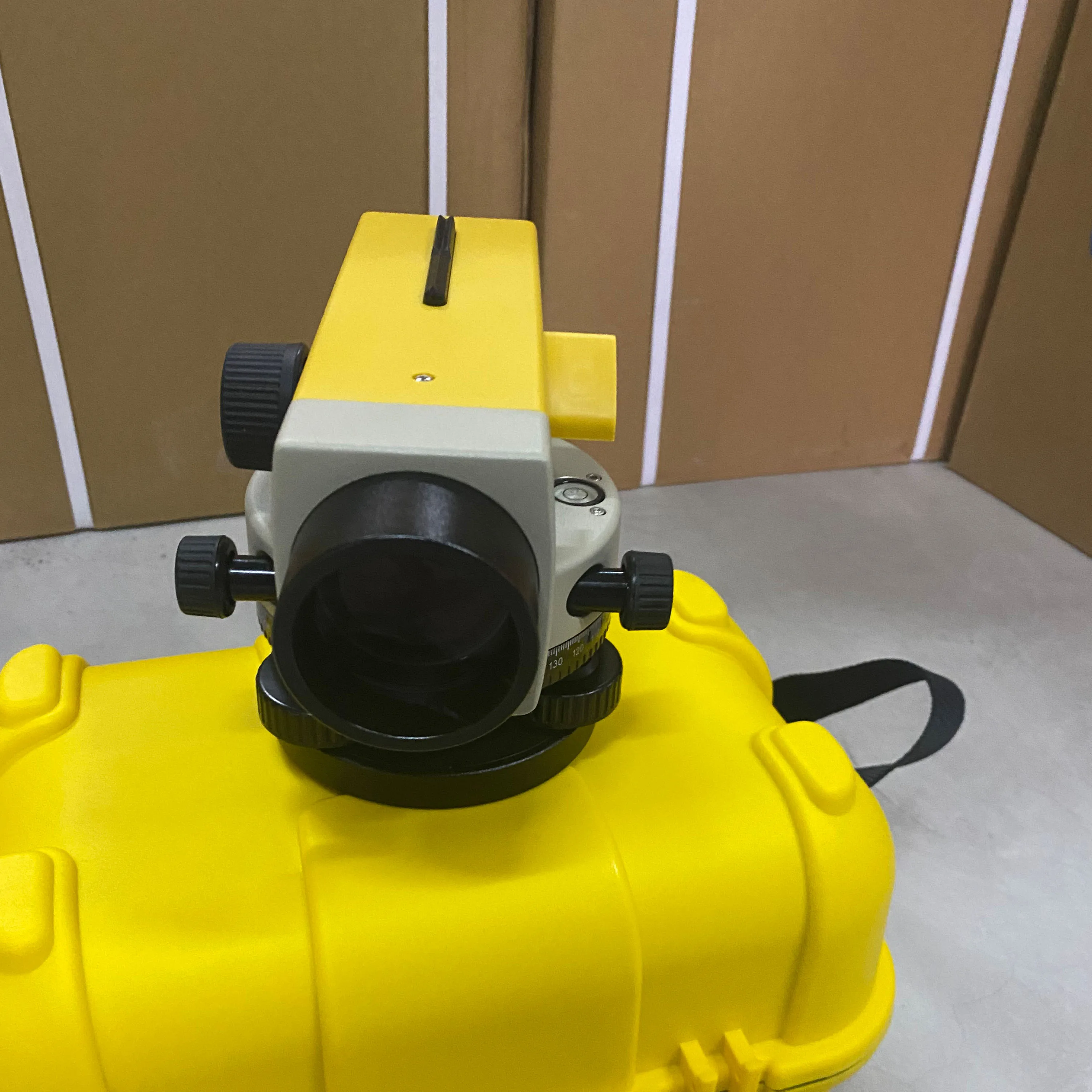 Precyzyjny poziomica automatyczna DSZ3 South, narzędzie do inżynierii geodezyjnej i mapowania, jest wygodne do przenoszenia.