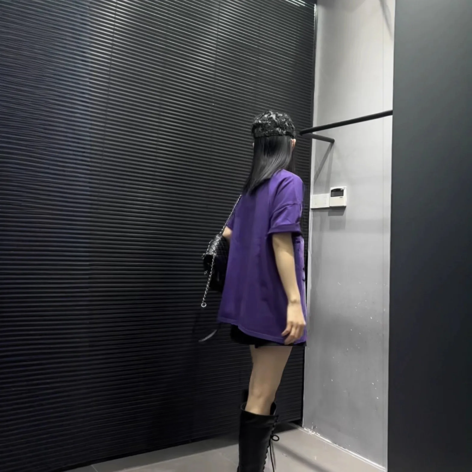 النمط الأوروبي أوائل الربيع المرأة تي شيرت 2026 جديد الثقيلة محكم تنقش فضفاض منتصف طول ملابس Kawaii العصرية