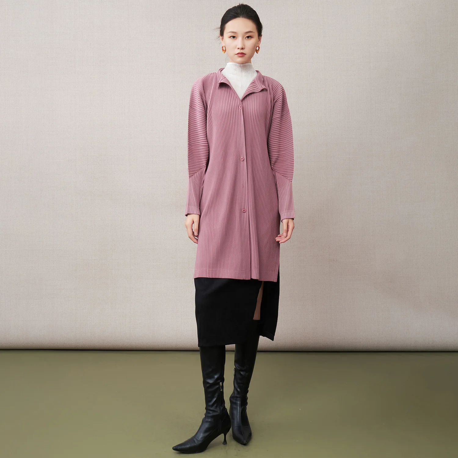 

Плиссированная женская длинная куртка 2025 года, новинка зимы, однотонная однобортная куртка с лацканами и длинными рукавами, шикарная женская куртка