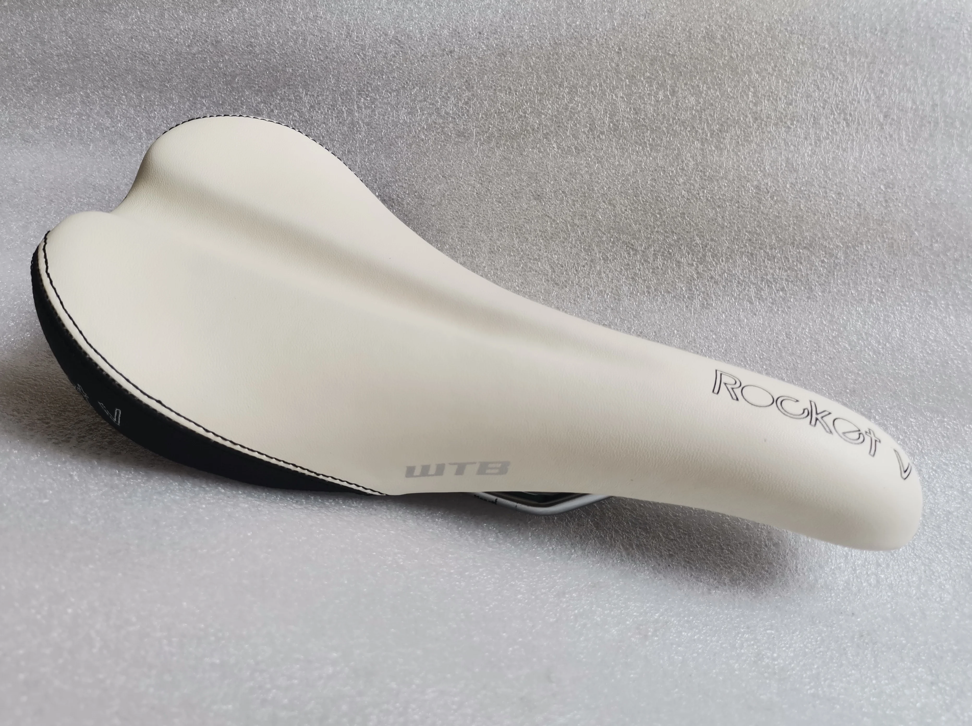 

NEW WTB ROCKET V SADDLE SEAT MTB CITY BIKE BLACK WHITE L268mm x W129mm