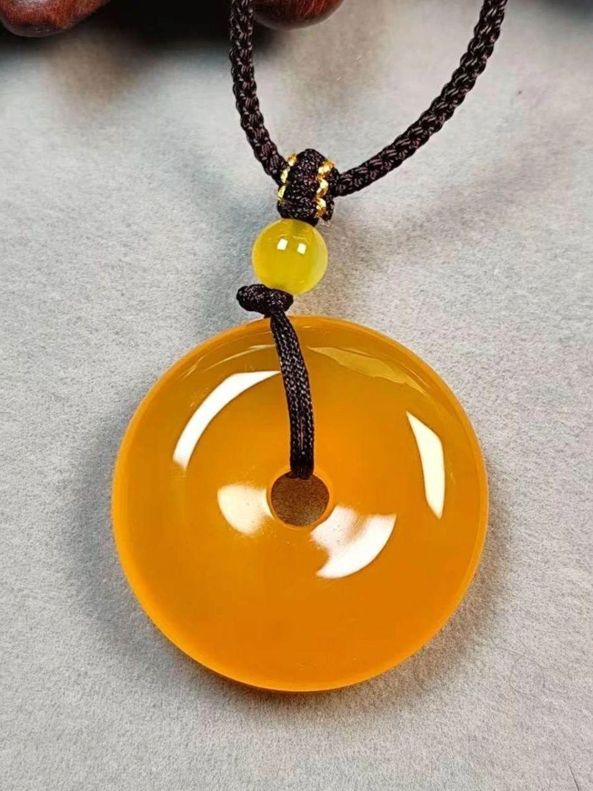 natural-ice-jade-agate-safe-lock-unisex-fashion-accessory-for-men-and-women-happiness-and-peace-versatile-stylish-design